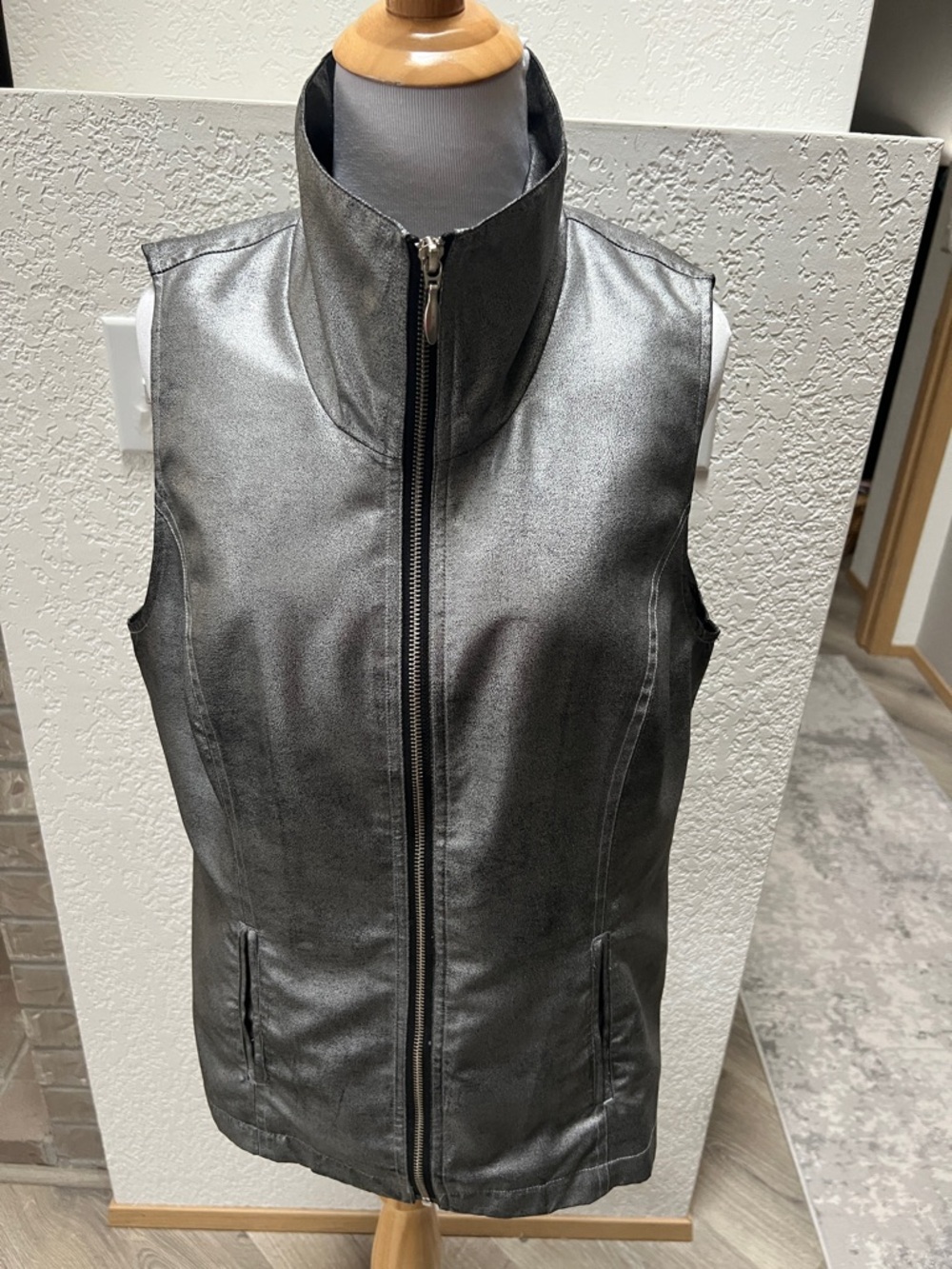 Chico's Silver zip up front pockets vest Jacket, Size 1